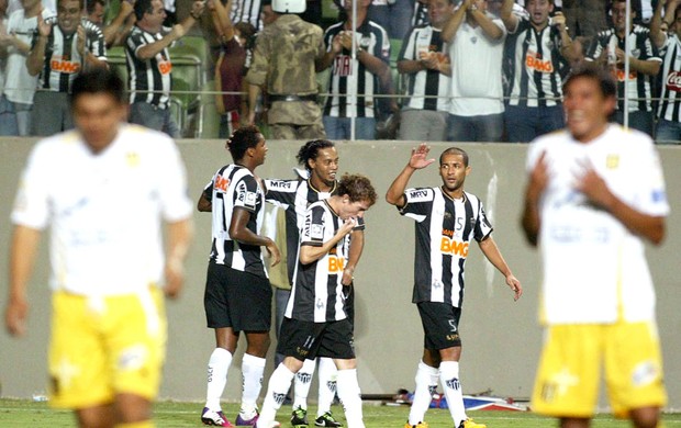 Ronaldinho Gaúcho e Jô comemoram gol do Atlético-MG (Foto: EFE)