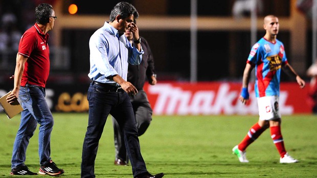 Ney Franco no jogo do São Paulo e Arsenal de Sarandi (Foto: Marcos Ribolli / Globoesporte.com)