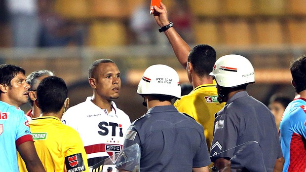 Luis Fabiano recebe o cartão vermelho no final da partida do São Paulo (Foto: JF Diorio / Ag. Estado)