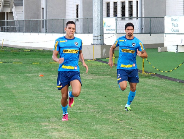 Gabriel e Renato no treino do Botafogo (Foto: Raphael Bózeo)