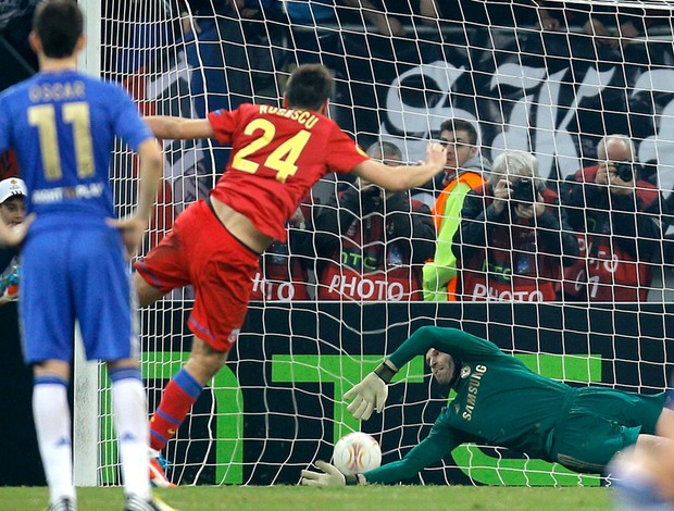 Raul Rusescu marca gol do Steua Bucaresti contra o Chelsea (Foto: AP)