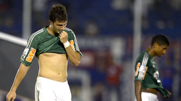 Kleber lamenta derrota do Palmeiras para o Tigre (Foto: AFP)