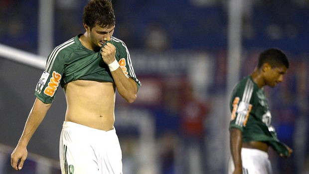 Kleber lamenta derrota do Palmeiras para o Tigre (Foto: AFP)