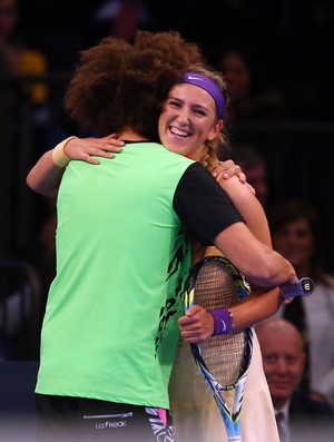 Cantor Redfoo abraça Victoria Azarenka em partida em Nova Iorque (Foto: AFP)