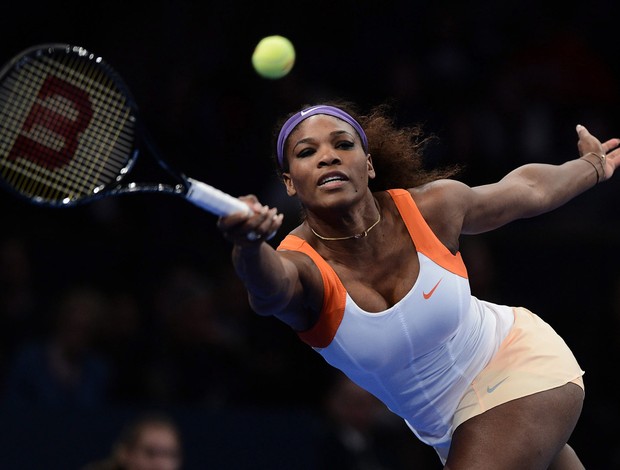 Serena Williams rebate Victoria Azarenka em jogo de exibição no Madison Square Garden (Foto: EFE)