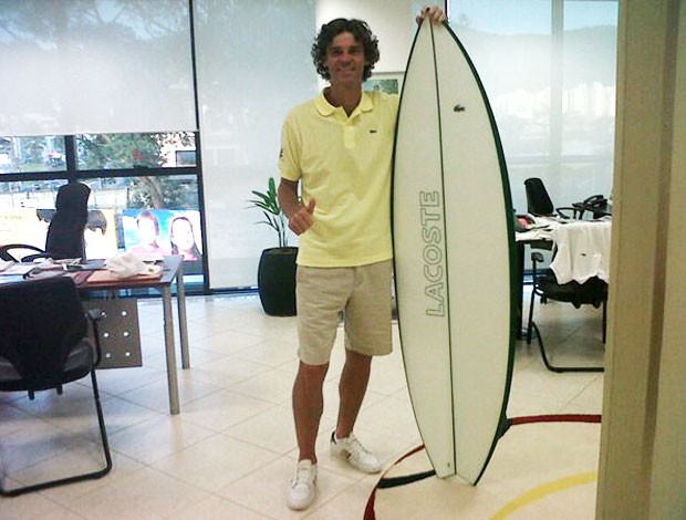 Guga Kuerten posa com prancha de surfe (Foto: Reprodução/Twitter)