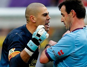 victor valdes discute árbitro Miguel Angel Perez Lasa (Foto: Agência AP)