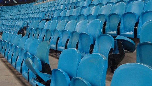 Torcida quebra cadeiras na Arena do Grêmio (Foto: Hector Werlang/Globoesporte.com)