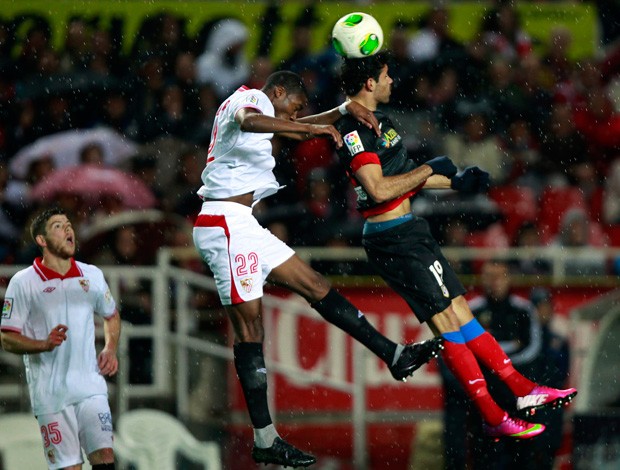 Diego Costra e Geoffrey Kondogbia, Sevilla x Atlético de Madrid (Foto: Reuters)