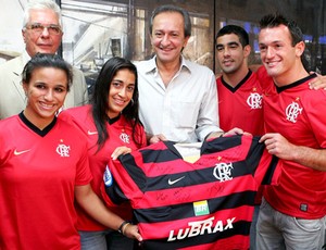 Equipe de ginástica do Flamengo com o prefeito de Niterói (Foto: Ag. Estado)