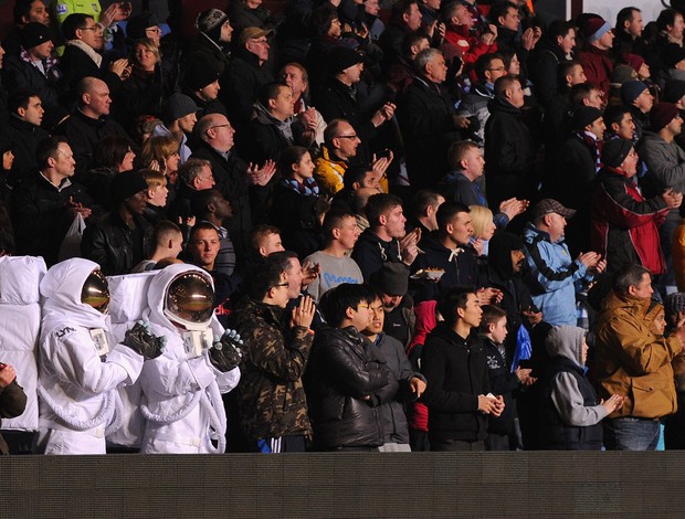 Torcedores do Aston Villa vestidos de Astronautas (Foto: Getty Images)