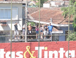 Sete torcedores se arriscaram para acompanhar a partida do São Vicente (Foto: Fúlvio Feola)