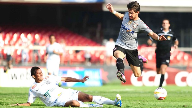 Pato no jogo do Corinthians e Santos (Foto: Marcos Ribolli / Globoesporte.com)