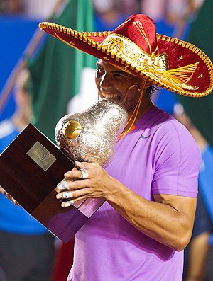 Rafael Nadal co o troféu do ATP do México (Foto: AP)