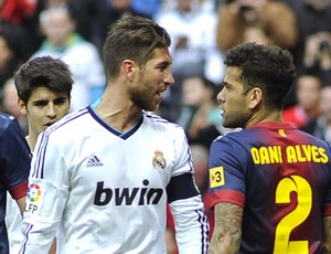 Daniel Alves e Sergio Ramos no jogo do Real Madrid e Barcelona (Foto: AFP)