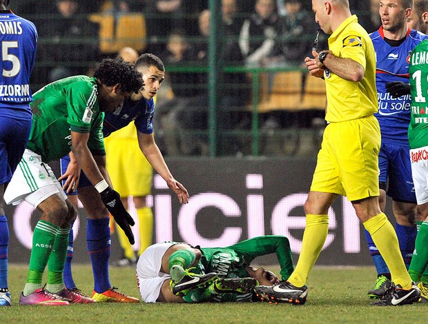 Jeremy Clement sofre lesão na partida do Saint Etienne (Foto: AFP)