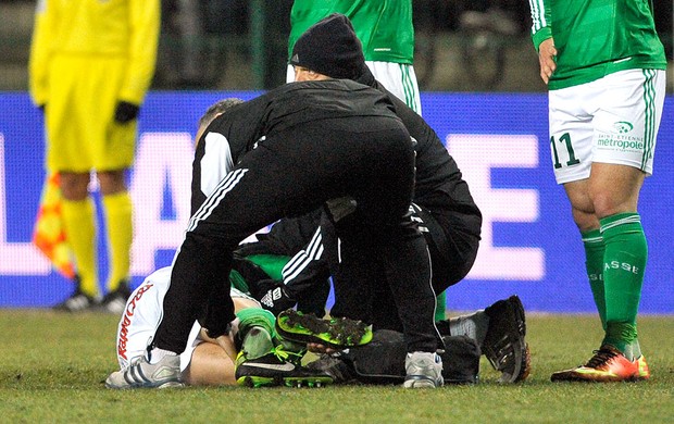 Jeremy Clement sofre lesão na partida do Saint Etienne (Foto: AFP)