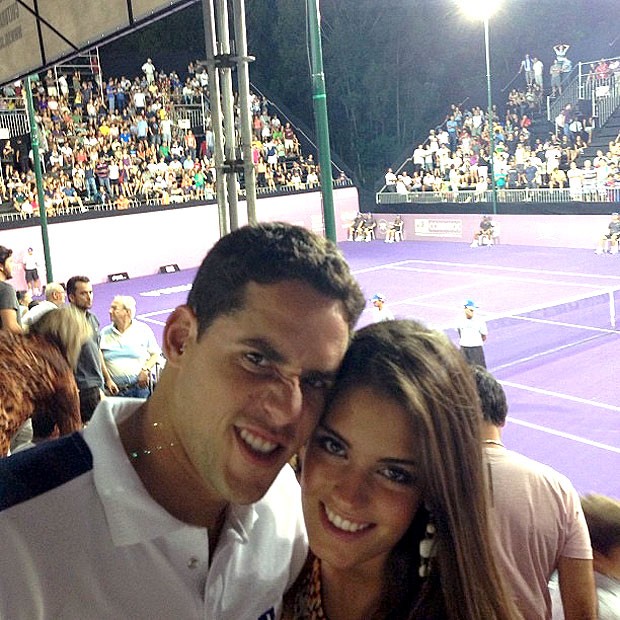 Thiago Pereira com a esposa na final do WTA Brasil (Foto: Reprodução / Twitter)