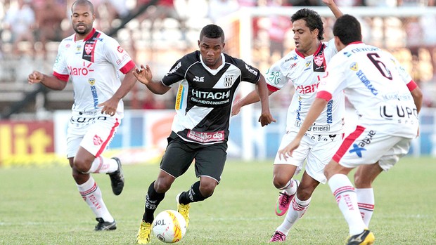 jogo entre Ponte Preta e Linense  (Foto: Célio Messias / Ag. estado)