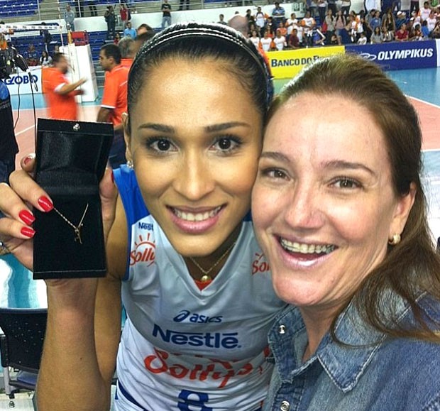 Jaqueline ganha presente de fã no jogo de vôlei (Foto: Reprodução / Instagram)