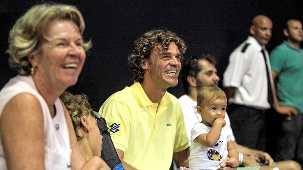 Guga com a filha no jogo de tênis da Venus Williams no WTA Brasil (Foto: Marcelo Ruschel / POA Press)