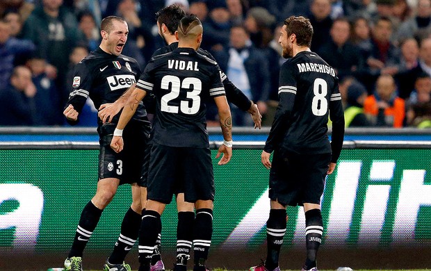 Giorgio Chiellini comemora gol do Juventus contra o Napoli (Foto: Reuters)