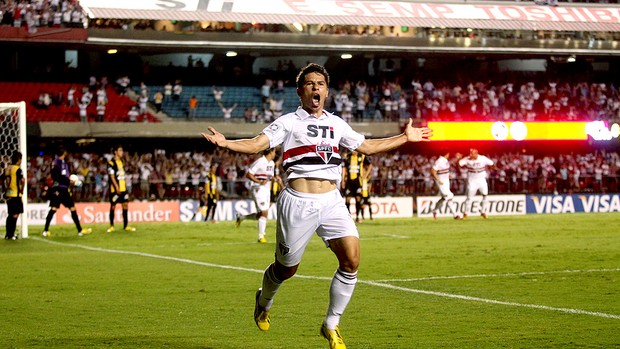 Osvaldo comemora gol do São Paulo contra o The Strongest (Foto: Andre Penner / AP)