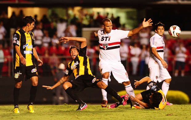 Luis Fabiano, São Paulo x The Strongest (Foto: Marcos Ribolli)