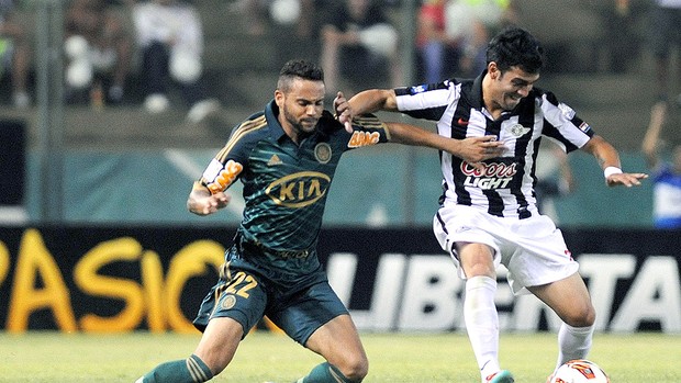 Weldinho tenta a jogada ofensiva do Palmeiras contra o Libertad (Foto: AFP)