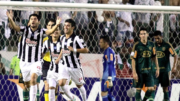 Pedro Benitez comemora o segundo gol do Libertad contra o Palmeiras (Foto: Reuters)