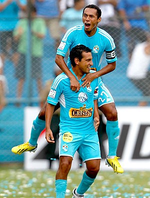 Renzo Sheput comemora gol do Sporting Cristal contra o Tigre (Foto: AP)