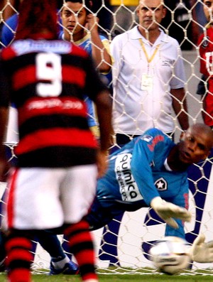 Jefferson, do Botafogo, defendendo o pênalti do Adriano na final da Taça Rio de 2010. (Foto: Ivo Gonzalez / O Globo)