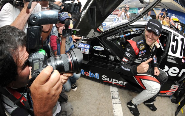 Stock Car - Átila Abreu comemora a pole position em Curitiba (Foto: Fernanda Freixosa / Stock Car)