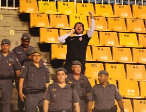 Torcedor na arquibancada, Corinthians x Millonarios (Foto: Marcos Ribolli)