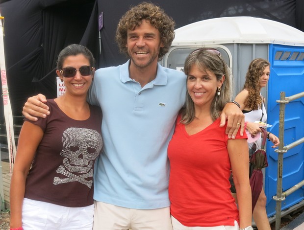 WTA Brasil - Guga tira foto com fãs (Foto: Matheus Tibúrcio)