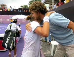 Beatriz Haddad com Guga na partida do WTA do Brasil de tênis (Foto: Matheus Tibúrcio)