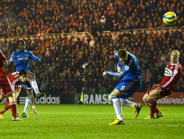 Ramires chuta para marcar gol do Chelsea sobre o Middlesbrough (Foto: Reuters)