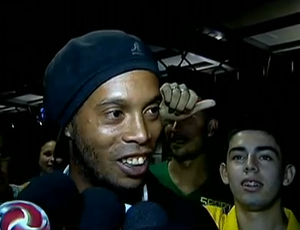 Ronaldinho na chegada do Atlético-MG à Argentina (Foto: Reprodução SporTV)