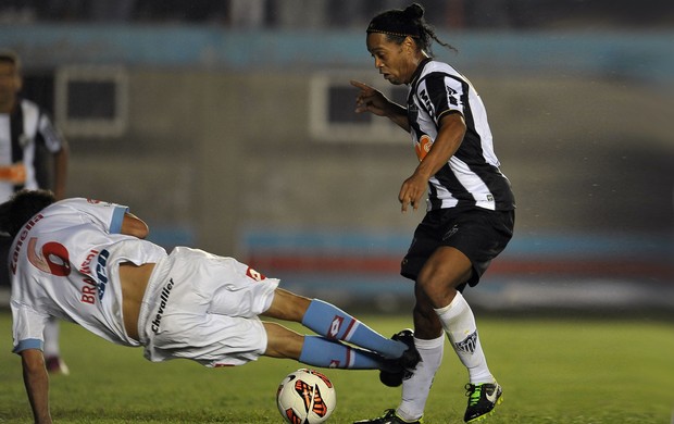 ronaldinho gaucho entrada violenta (Foto: Juani Joncorini/Brazil Photo Press/Agência Estado)