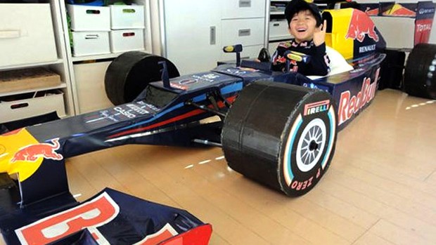 carro de F1 feito de papelão (Foto: Reprodução)