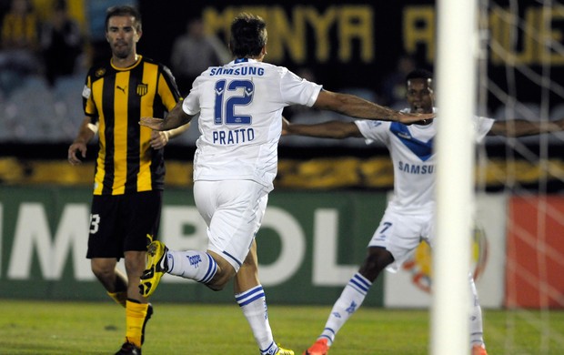 Lucas Pratto comemora gol do Velez Sarsfield sobre o Penarol (Foto: AP)