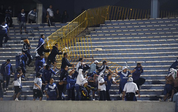 Confusão Torcida do Velez Sarsfield pula a barreira no jogo contra o Penarol (Foto: AFP)