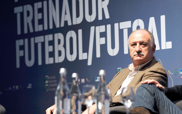 Felipão em palestra de futebol em Portugal (Foto: AP)