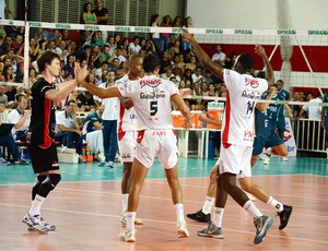 Equipe de vôlei de Pindamonhangaba na Superliga (Foto: Luis Claudio Antunes/PortalR3)