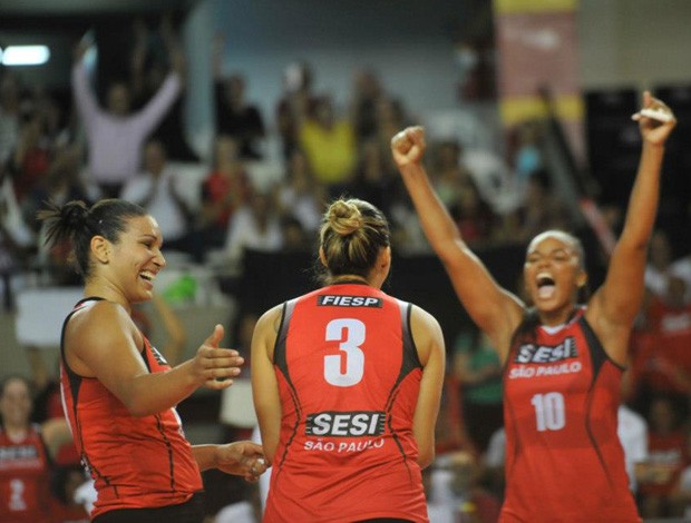 Volei - sESI -SP comemora ponto sobre o Praia Clube (Foto: Divulgação/Facebook Sesi SP Vôlei)