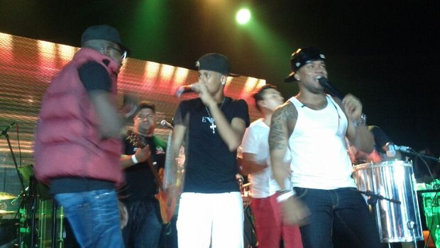 Neymar canta em festa de aniversário (Foto: Globoesporte.com)