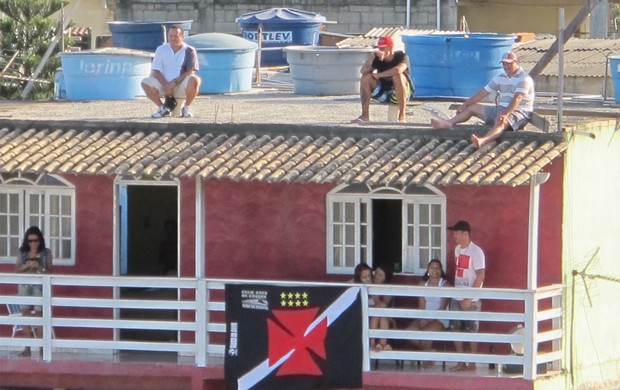 Telhado vira arquibancada de torcida do Vasco em Macaé (Foto: Gustavo Rotstein)