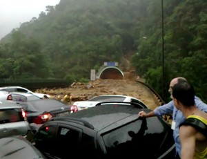 Deslizamento na Imigrantes fez com que Anchieta virasse única via de acesso a Capital (Foto: Reprodução / TV Tribuna)