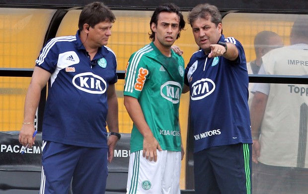 Gilson Kleina orienta Valdivia, Palmeiras x União Barbarense (Foto: Werther Santana/Agência Estado)