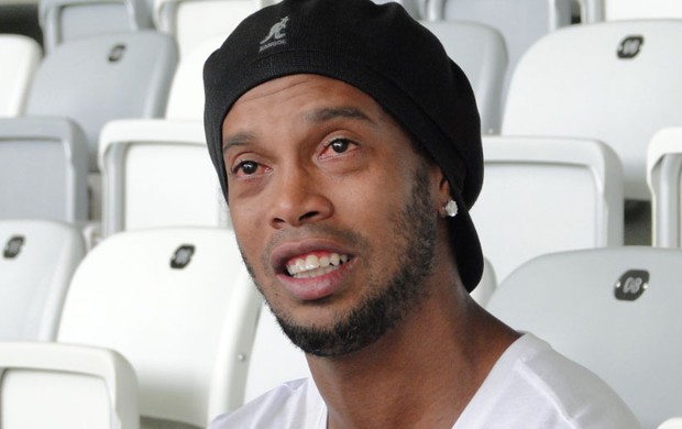 Ronaldinho Gaúcho chora ao falar de dona Miguelina (Foto: Valeska Silva / Globoesporte.com)